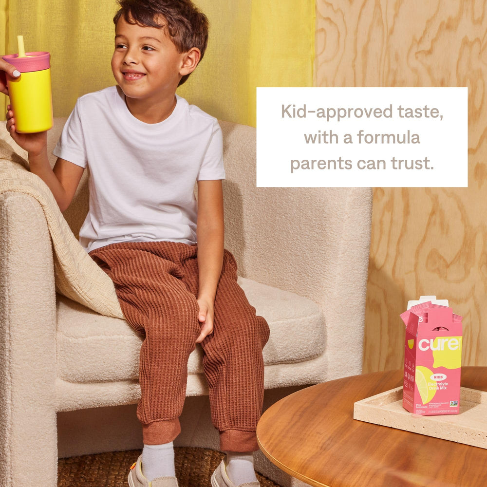 Cure Hydration niños jugando con bebida rosa hidratación segura y sabrosa