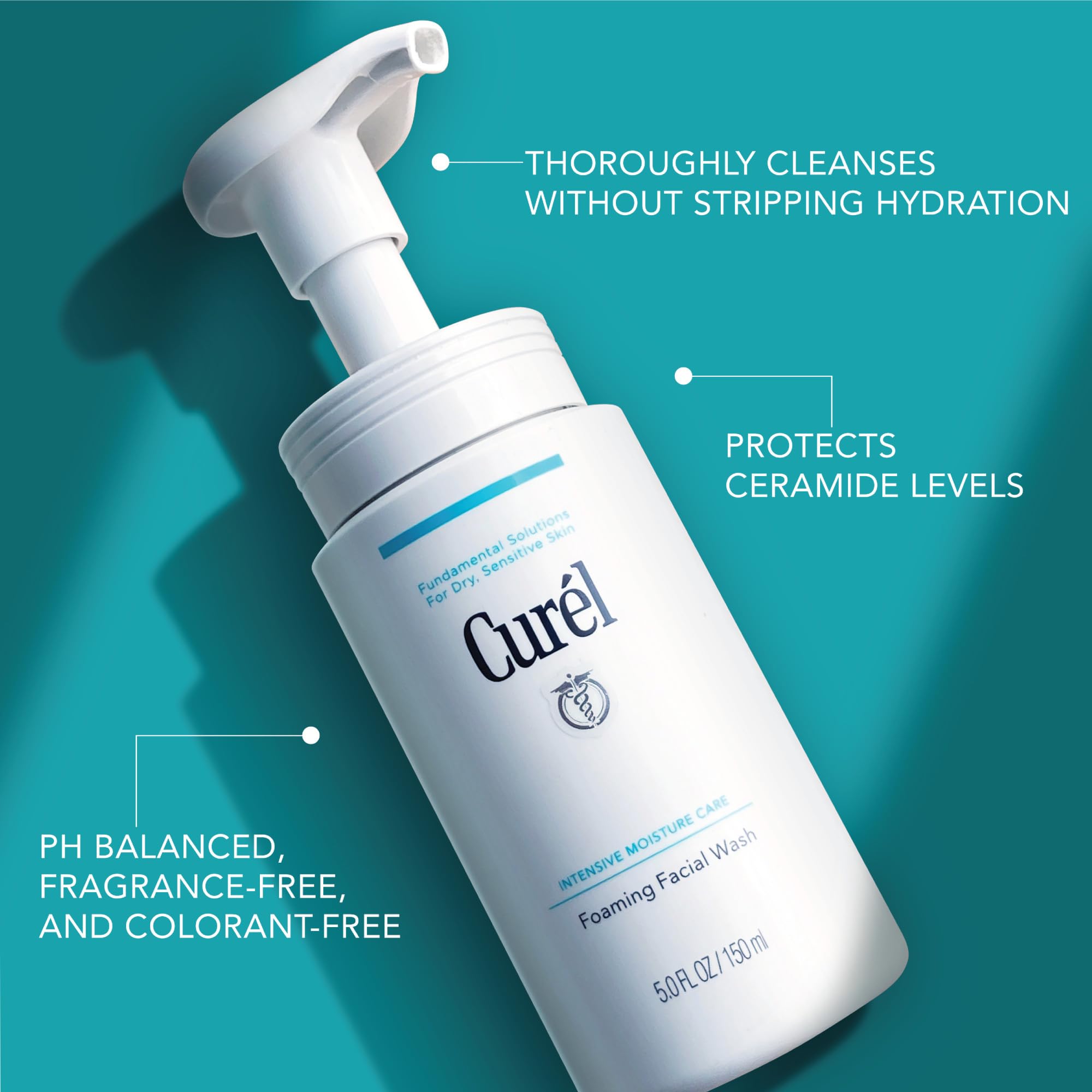 Curel producto en mano 5 oz que muestra escala y manejo fácil