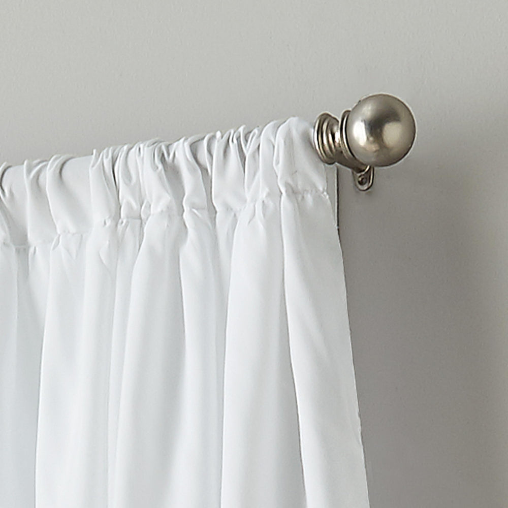Curtainworks cortina colgada en habitación infantil creando luz suave