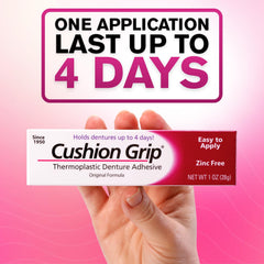 Cushion Grip aplicando adhesivo en la base de la prótesis para mejor ajuste
