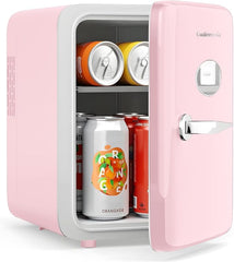 CUTIEWORLD vista frontal del mini refrigerador rosa con acabado de cuero, diseño elegante y compacto