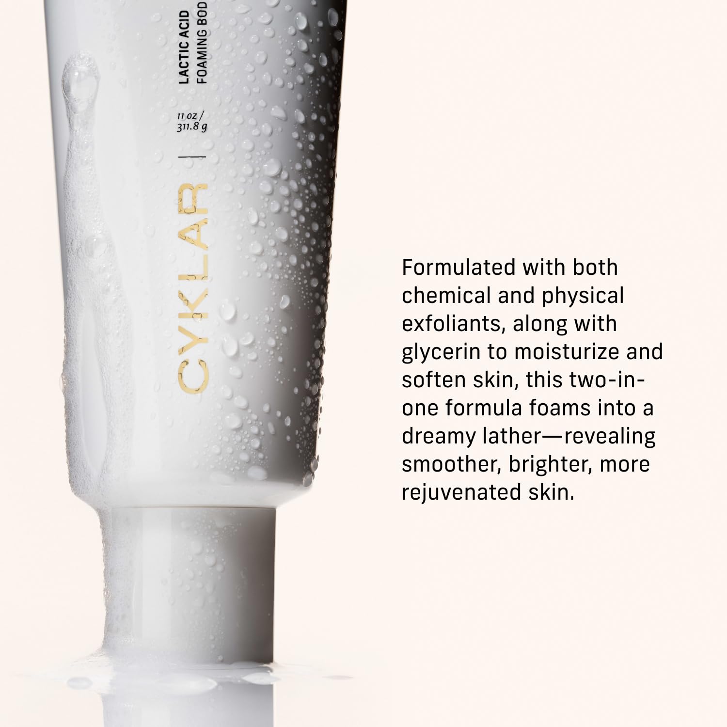 CYKLAR exfoliante en uso bajo la ducha demostrando aplicación fácil y efectiva