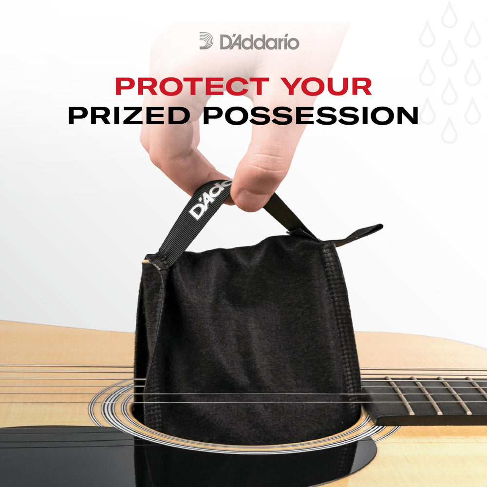 D'Addario paquetes junto a una guitarra para comparar escala y uso práctico