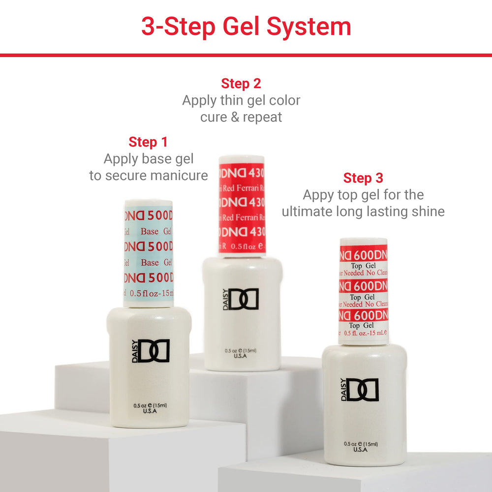 DAISY DND manicure final en manos mostrando tono nude elegante