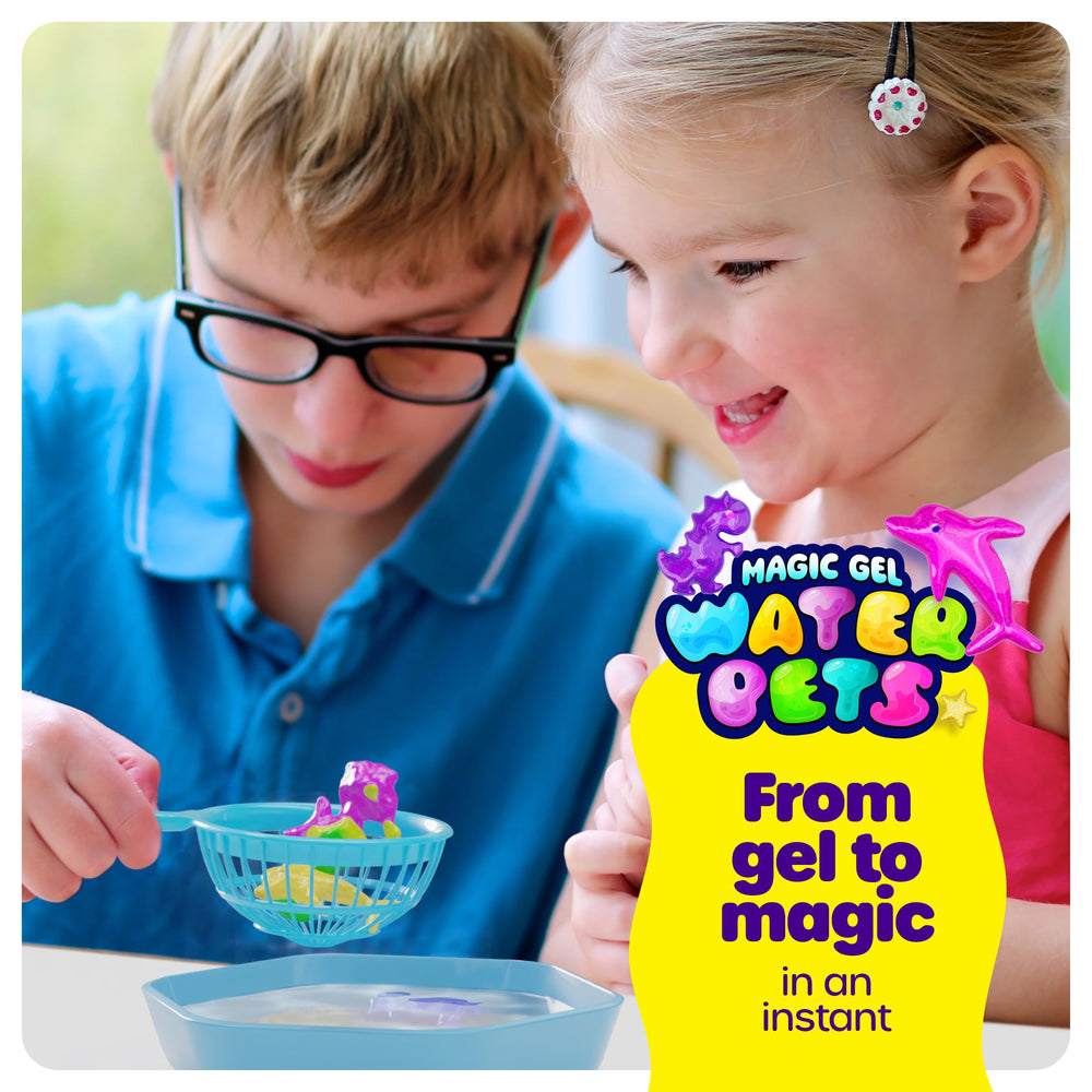 Dan&Darci niño jugando en mesa con las water pets para una escena de uso real
