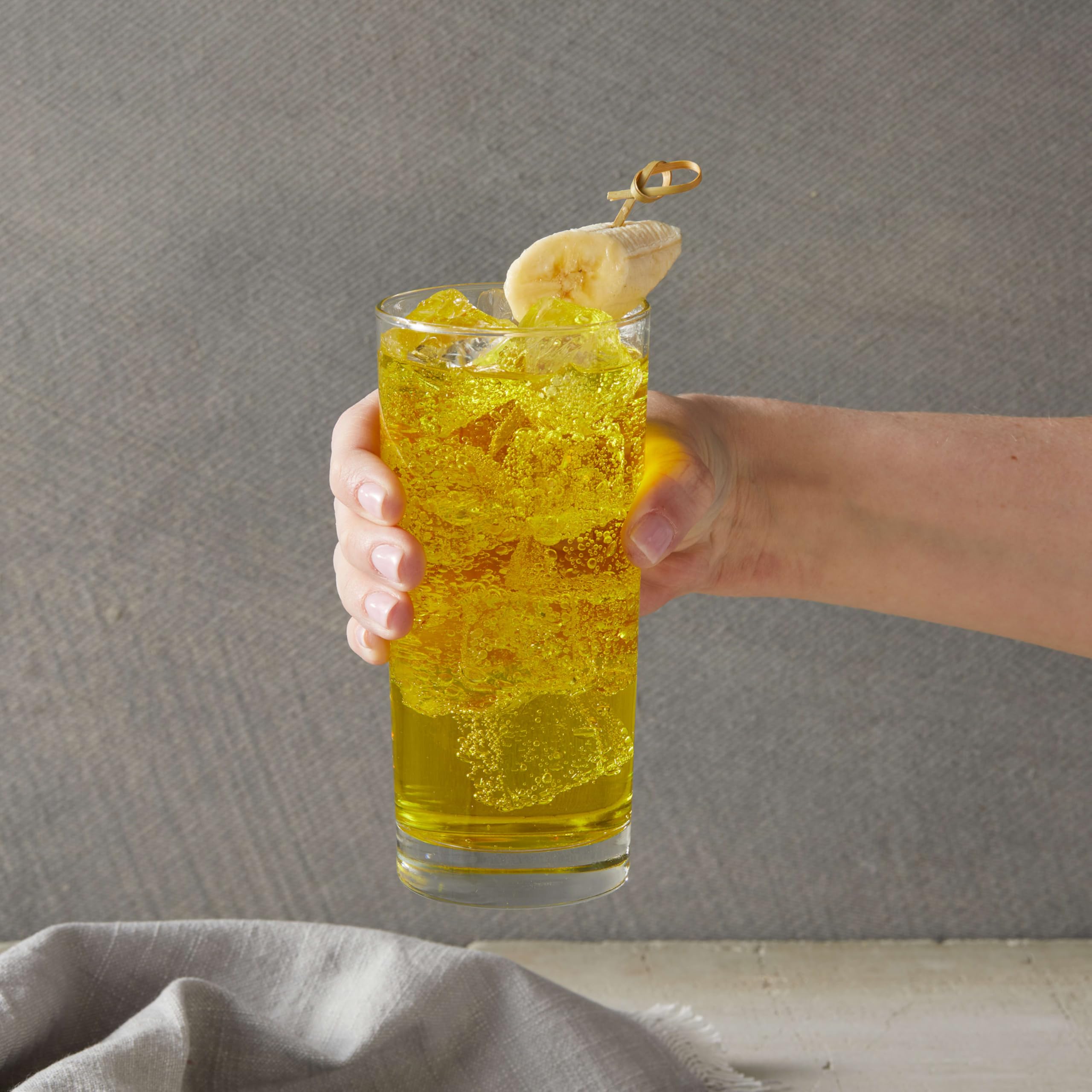 DaVinci Gourmet botella junto a objetos para mostrar tamaño práctico
