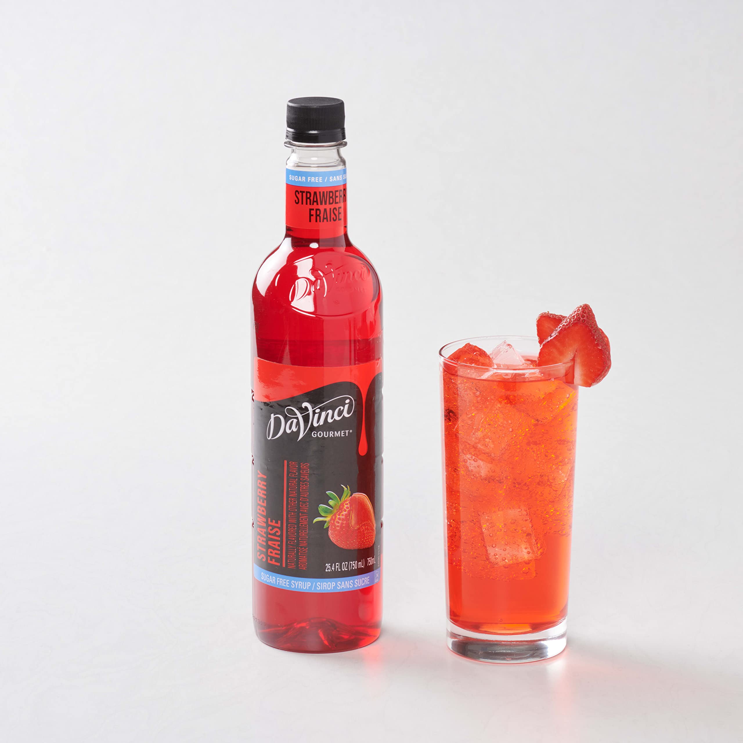 DaVinci Gourmet botella sostenida en mano para comparar tamaño práctico