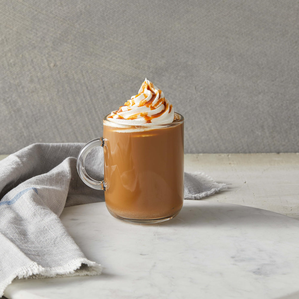 DaVinci Gourmet junto a taza para comparar tamaño del envase y rendimiento