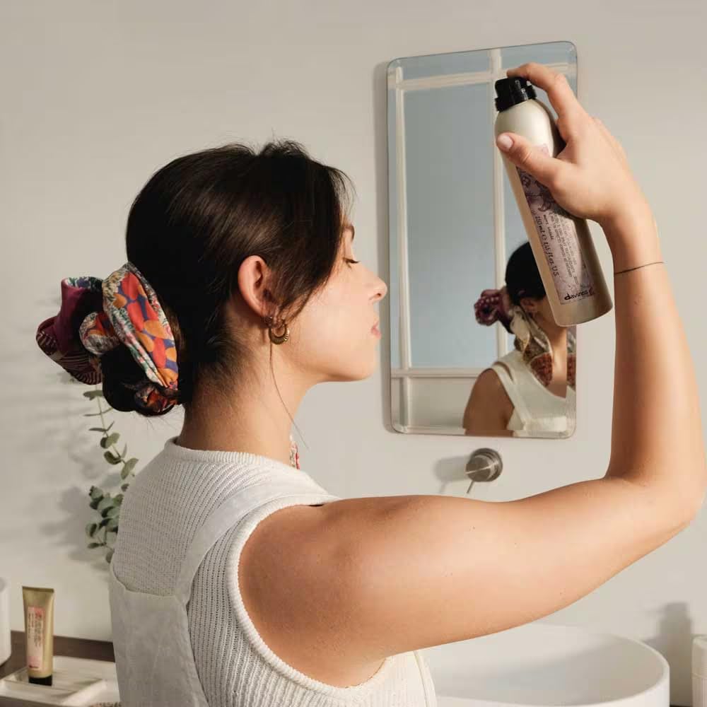 Davines producto en mano para apreciar escala y fácil manejo diario