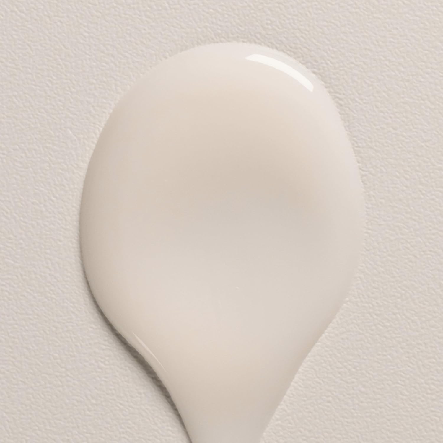 Davines serúm aplicado en cabello mojado facilitando definición inmediata