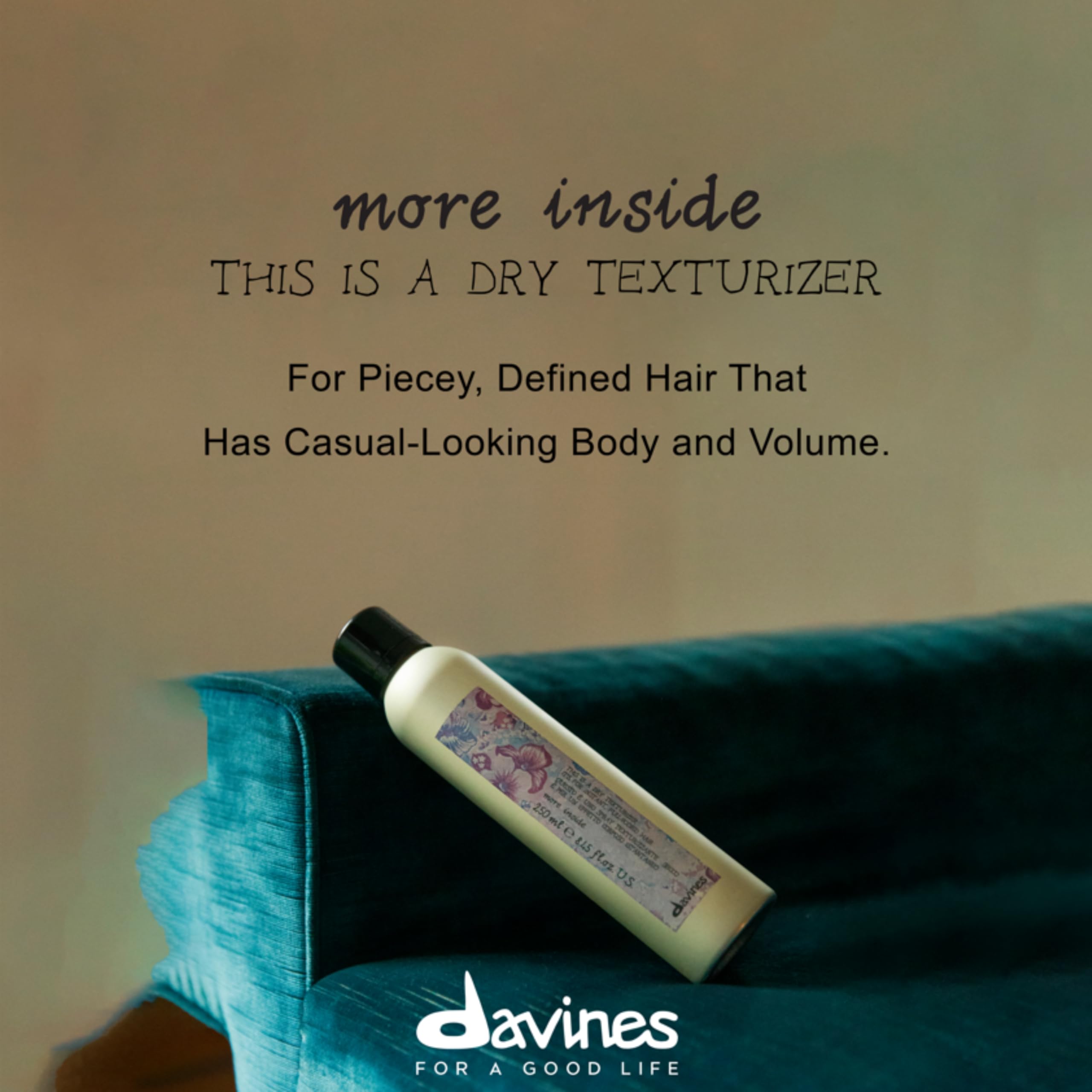 Davines spray aplicándose sobre cabello creando textura y volumen inmediato