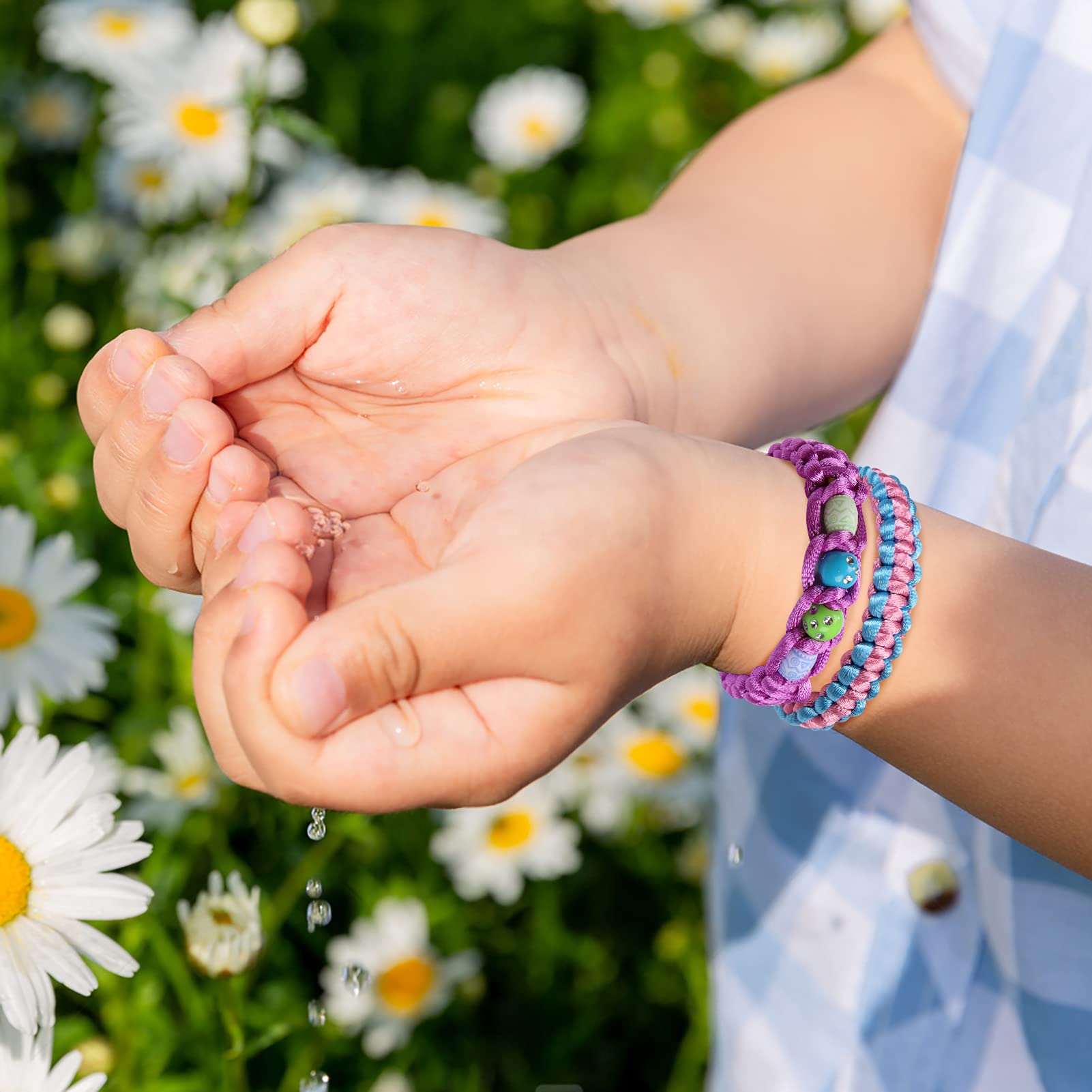 DDAI niña creando una pulsera mostrando diversión y concentración