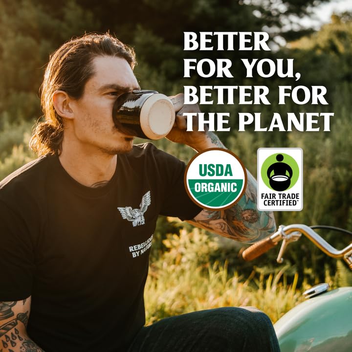 Death Wish Coffee en cocina desayuno transmite energía y practicidad