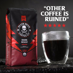 Death Wish Coffee primer plano del café molido con textura rica y aspecto uniforme