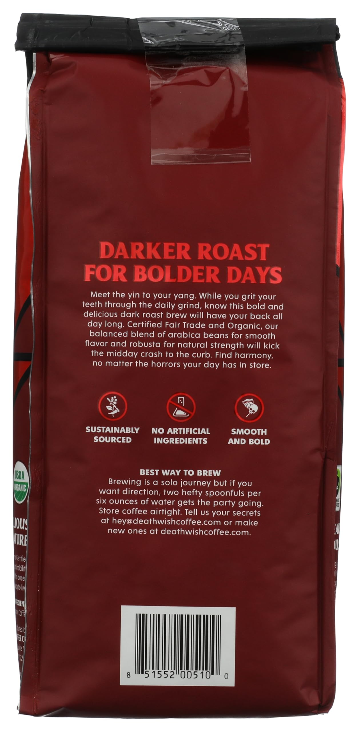 Death Wish Coffee granos recién molidos junto a prensa francesa, mejor extracción