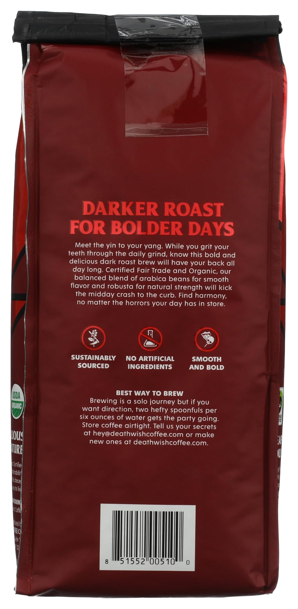 Death Wish Coffee granos recién molidos junto a prensa francesa, mejor extracción