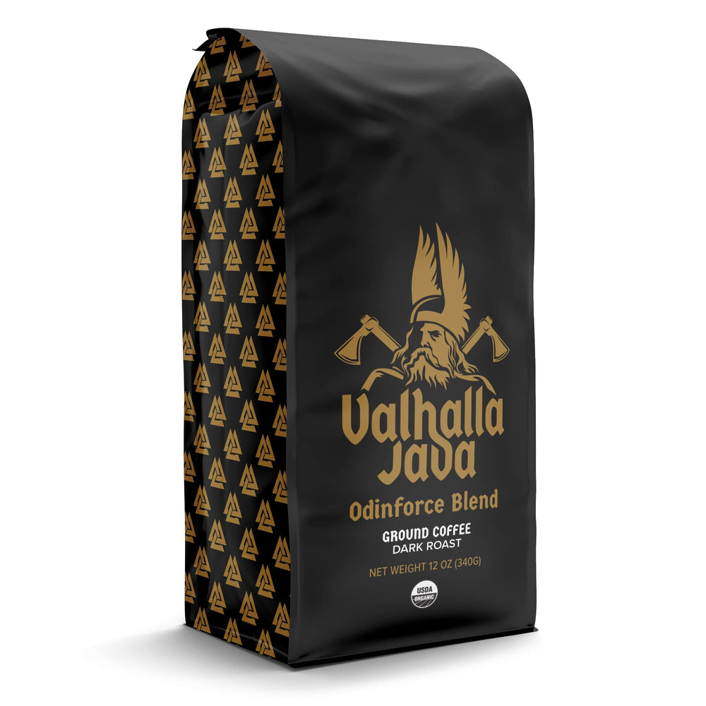 Death Wish Coffee Valhalla Java escena lifestyle con persona disfrutando un sorbo matutino