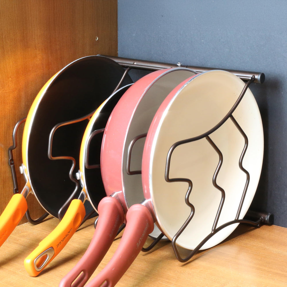 Deco Brothers comparativa de tamaño junto a una sartén para apreciar dimensiones compactas