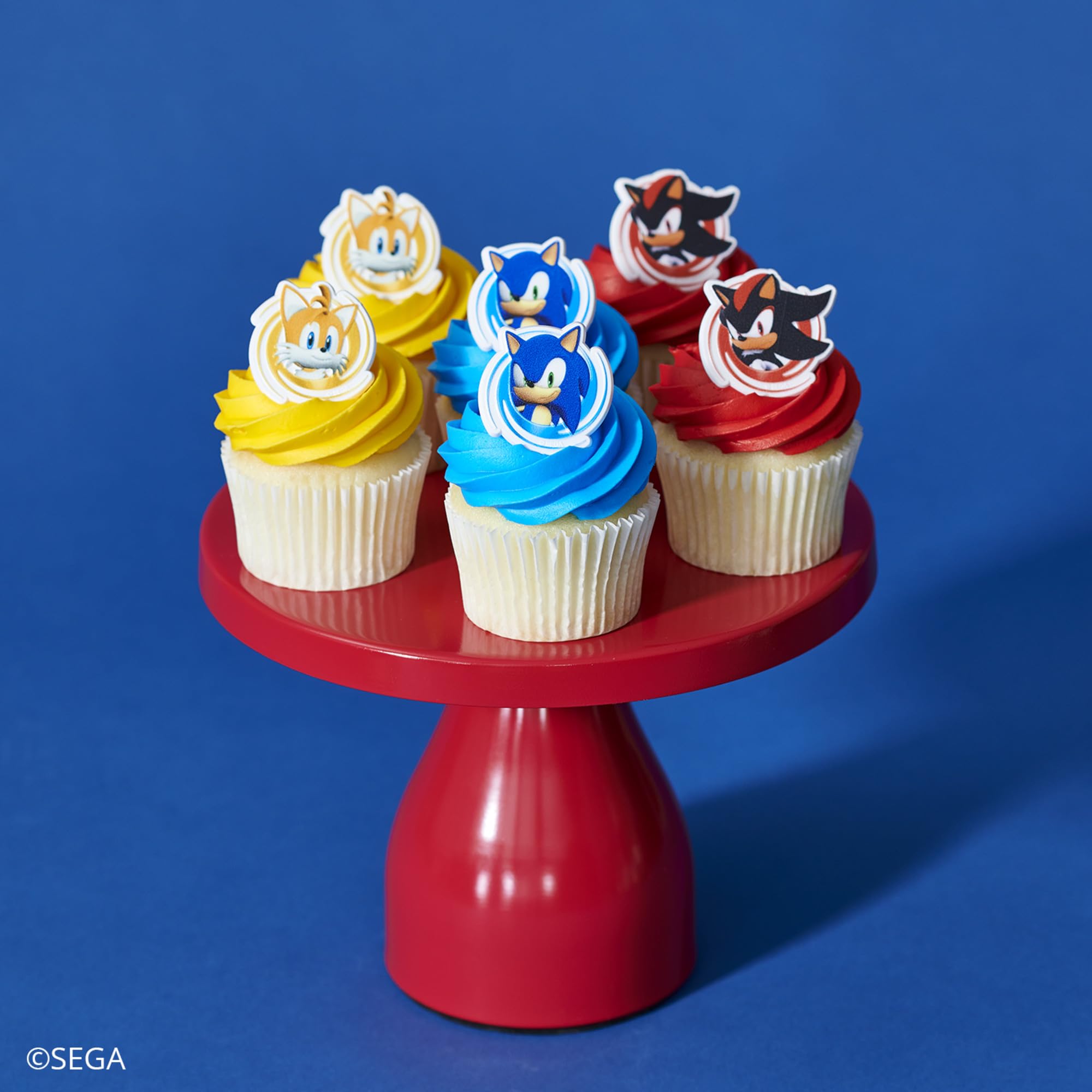 DecoPac anillos colocados en cupcake, aporta estilo temático inmediato