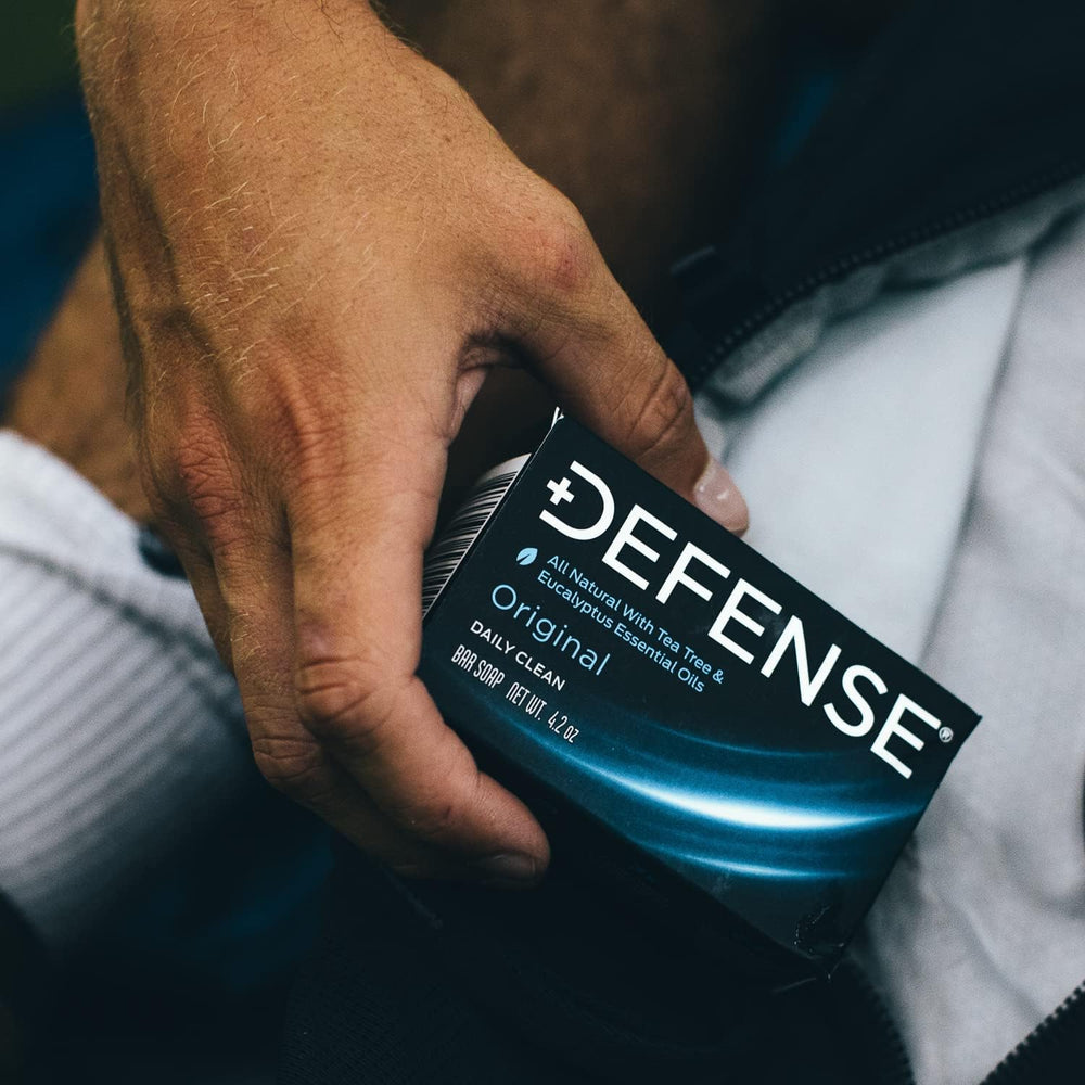 Defense Soap barra en mano mostrando tamaño y facilidad de manejo
