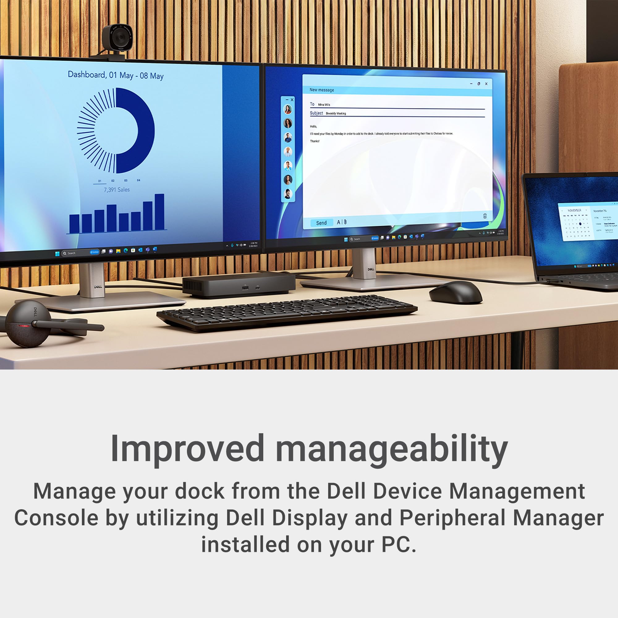 Dell WD25 en escritorio con tres monitores mostrando productividad extendida