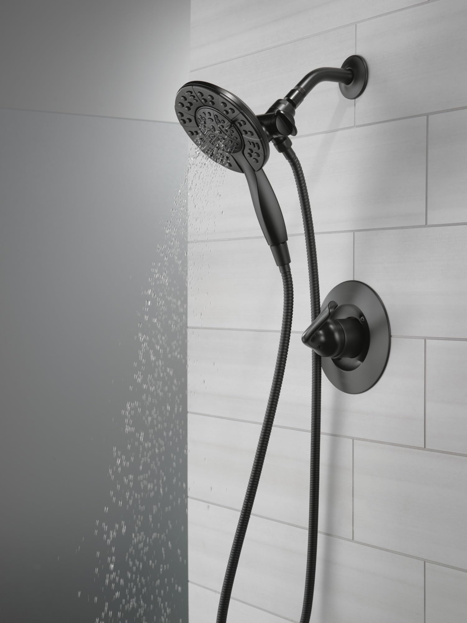 DELTA ambiente de baño moderno con el Arvo 14 mostrando estilo y funcionalidad