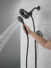 DELTA detalle de la mano-ducha In2ition mostrando alcance y versatilidad