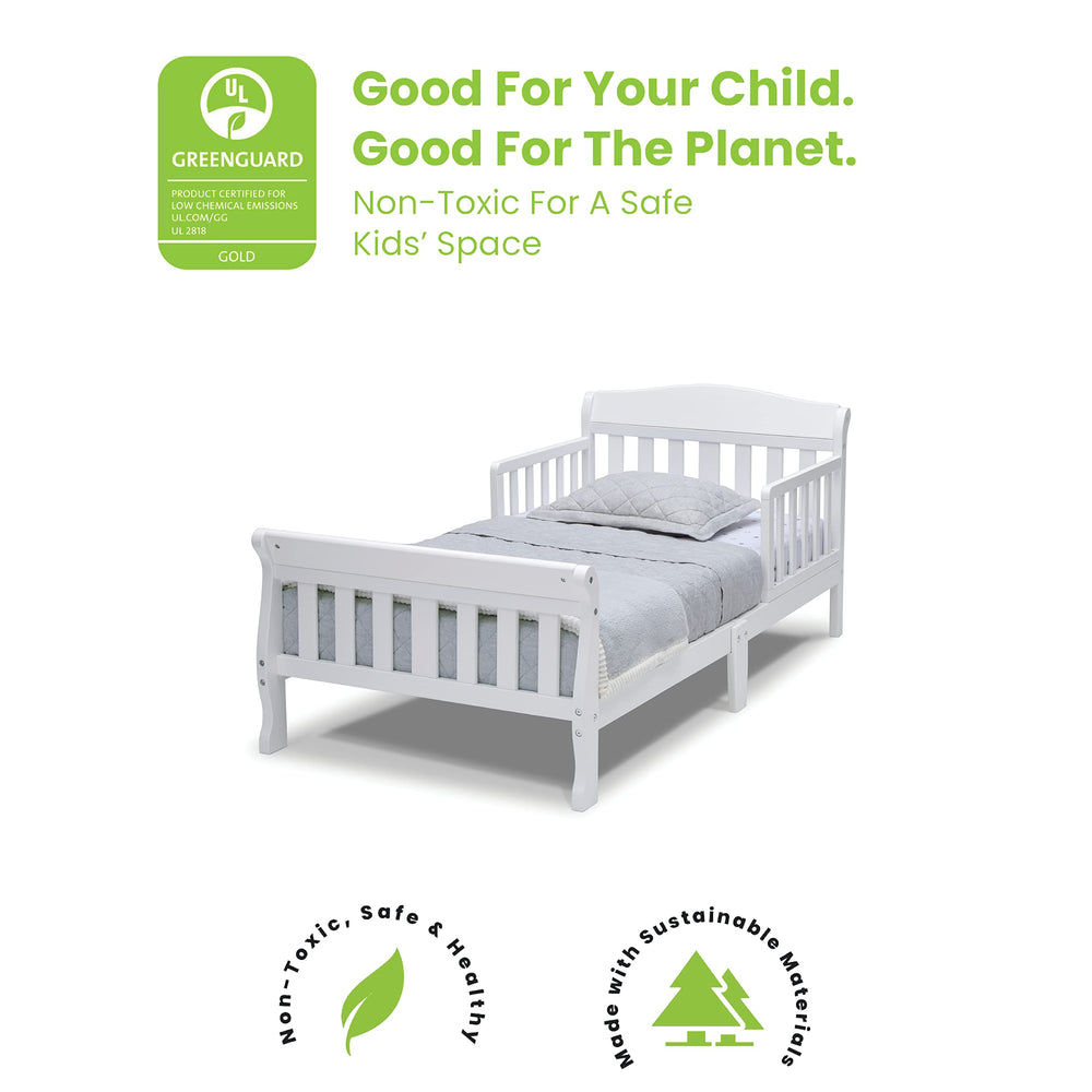 Delta Children niño usando la cama Canton baja para facilitar acceso y seguridad