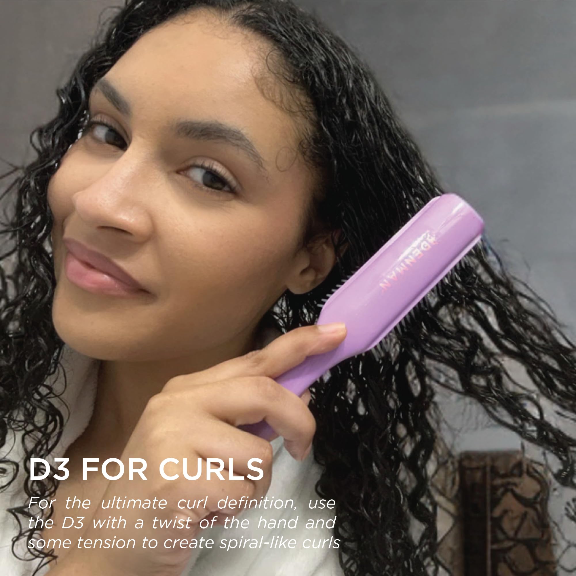 Denman cepillo D3 en uso definiendo rizos y reduciendo frizz