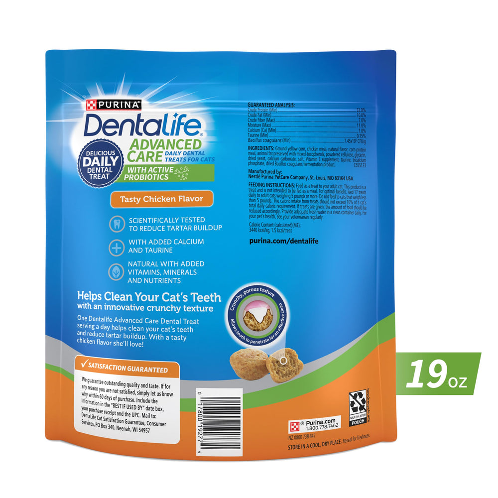 Dentalife Purina gato comiendo sabor pollo disfrutando snack saludable
