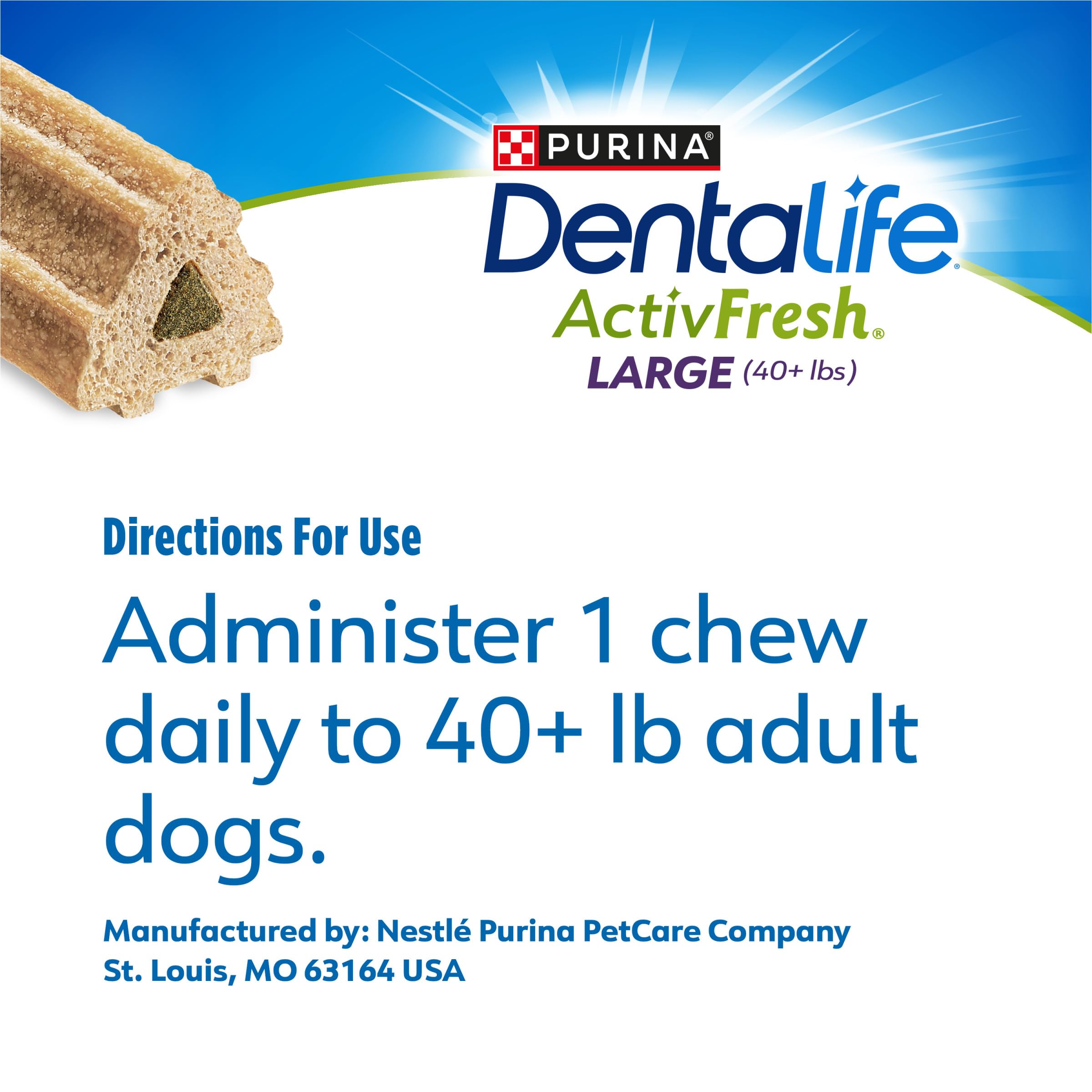 Dentalife Purina perro contento en hogar recibiendo masticable, recompensa segura