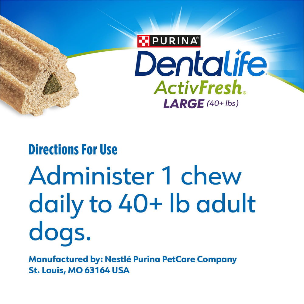 Dentalife Purina perro contento en hogar recibiendo masticable, recompensa segura