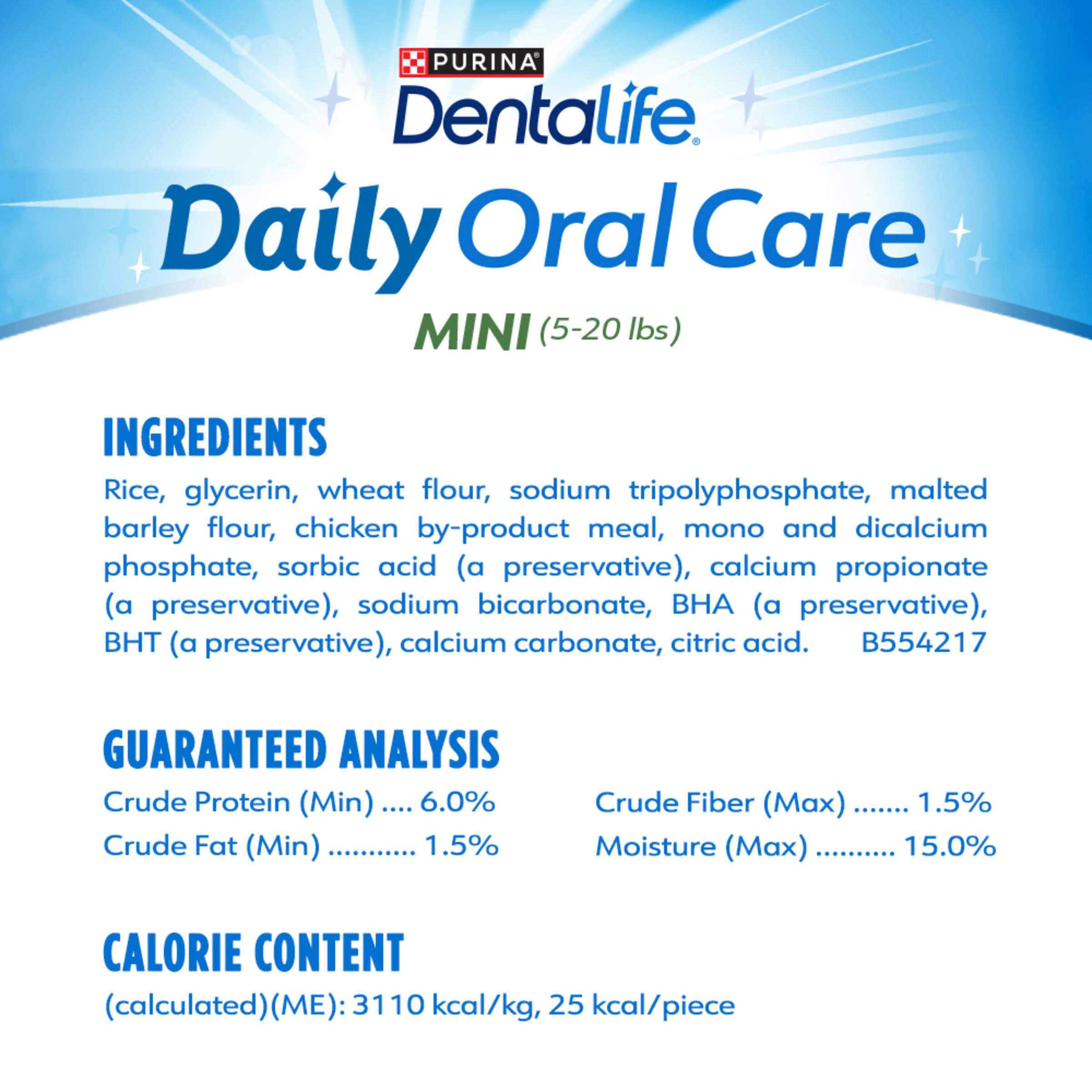 Dentalife comparación de tamaño del chew junto a una mano para escala