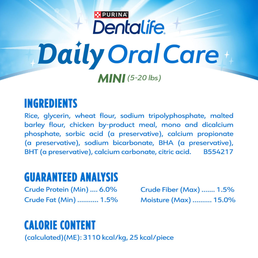 Dentalife comparación de tamaño del chew junto a una mano para escala