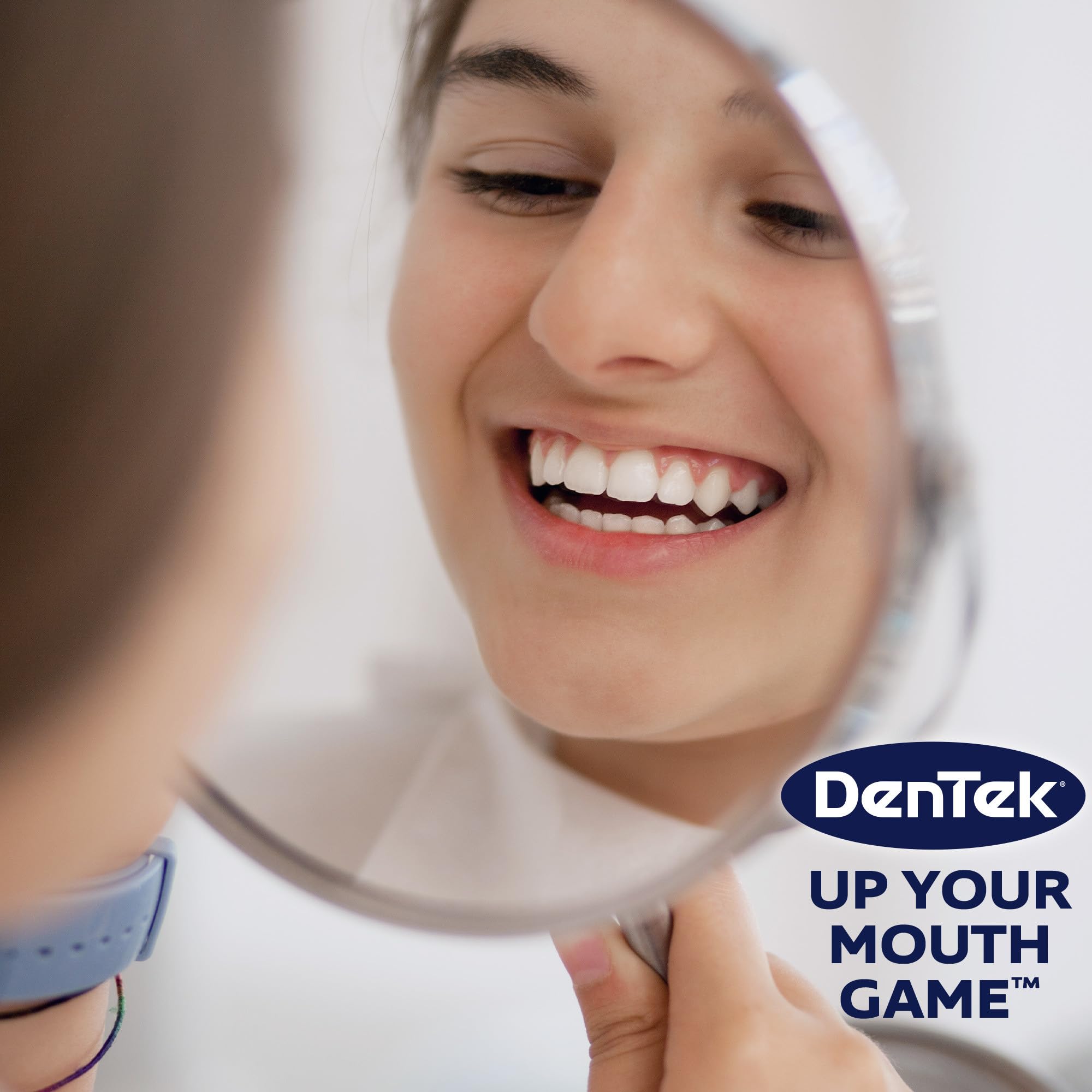 DenTek palillo limpiando alrededor de brackets demostrando compatibilidad con ortodoncia
