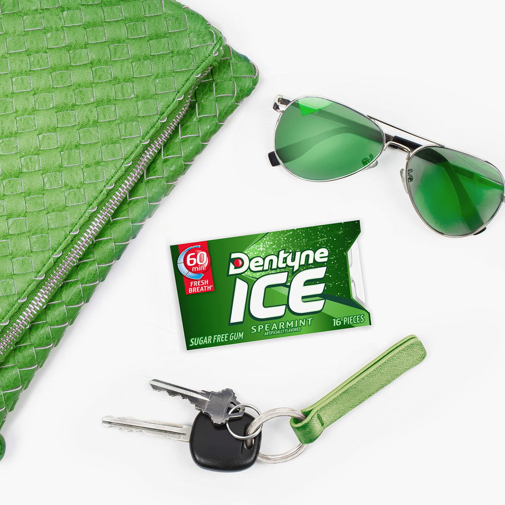 Dentyne pack en portavasos de coche para frescura en viajes