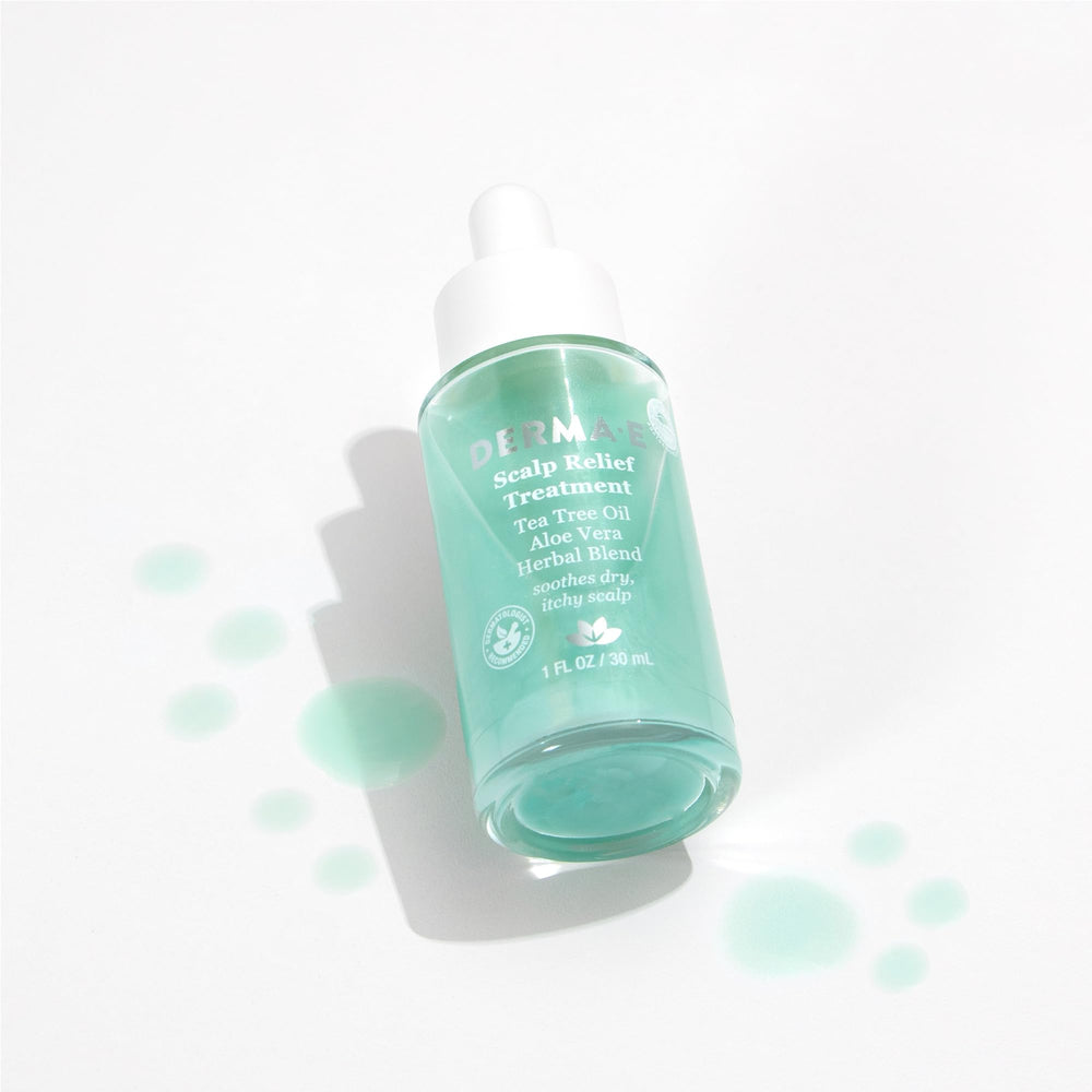 Derma E botella de 30 ml junto a una regla para mostrar escala