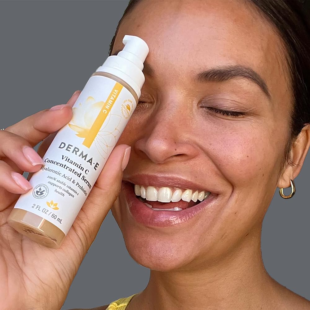Derma E botella 2 oz junto a una regla para mostrar tamaño real