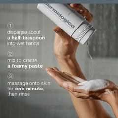Dermalogica aplicación del exfoliante en rostro demostrando limpieza efectiva y suave