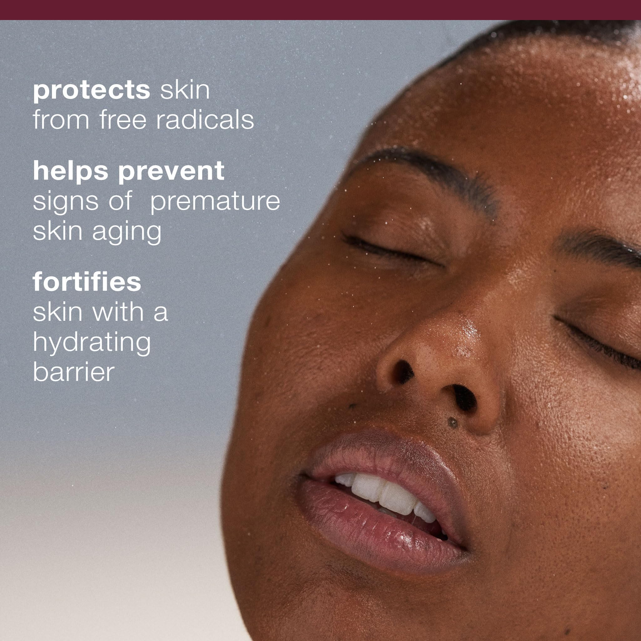 Dermalogica rociando bruma para refrescar piel al instante