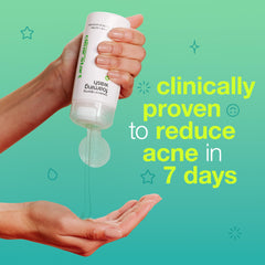 Dermalogica aplicación en rostro demostrando uso suave y reducción de impurezas