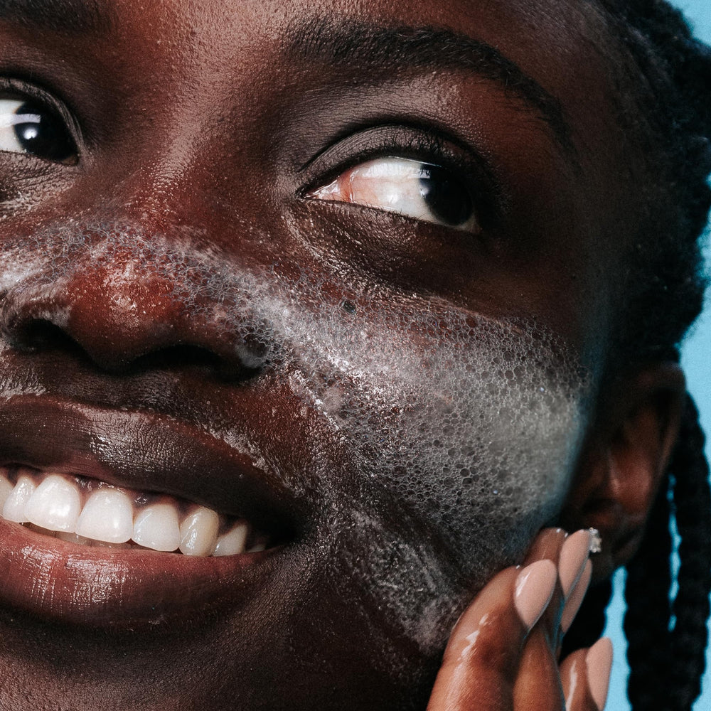 Dermalogica detalle de etiqueta resaltando ingredientes activos y beneficios