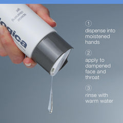 Dermalogica envase sobre fondo de agua, transmite limpieza y frescura