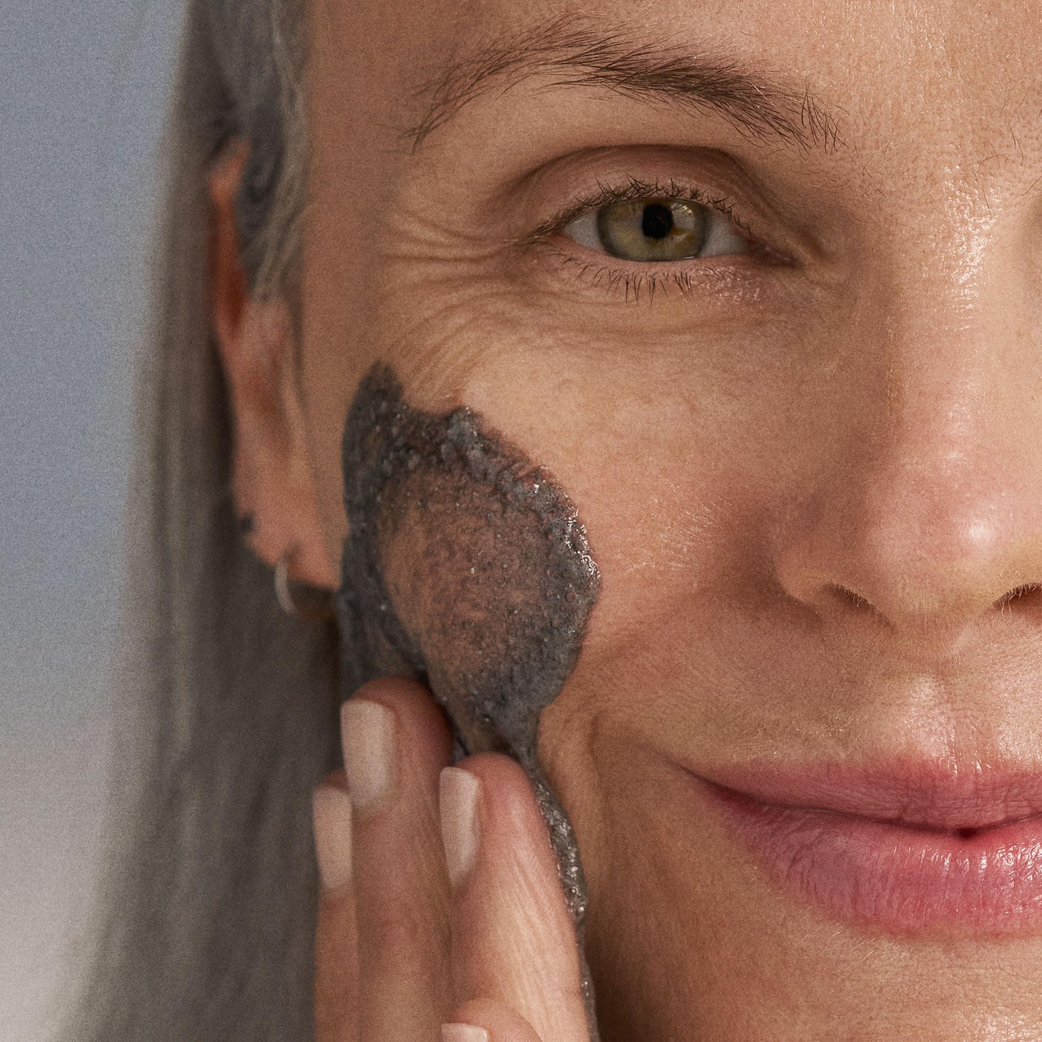 Dermalogica polvo activándose con agua para limpieza profunda