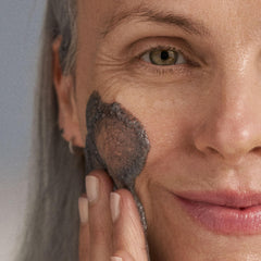 Dermalogica polvo activándose con agua para limpieza profunda