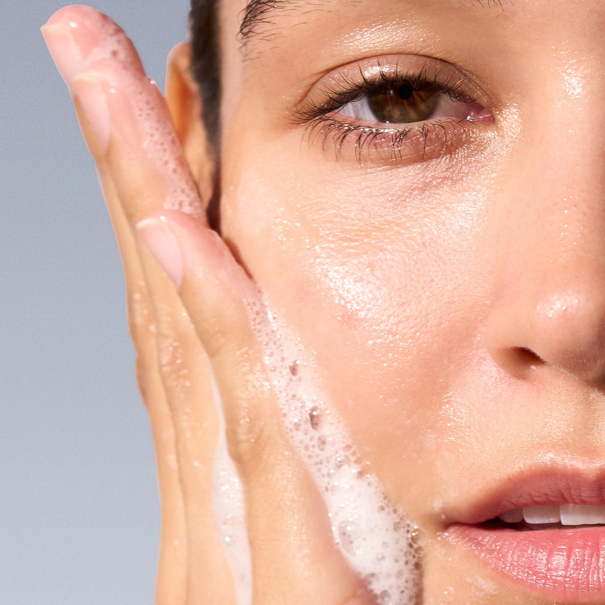 Dermalogica comparación tamaño en manos para visualizar 500 ml