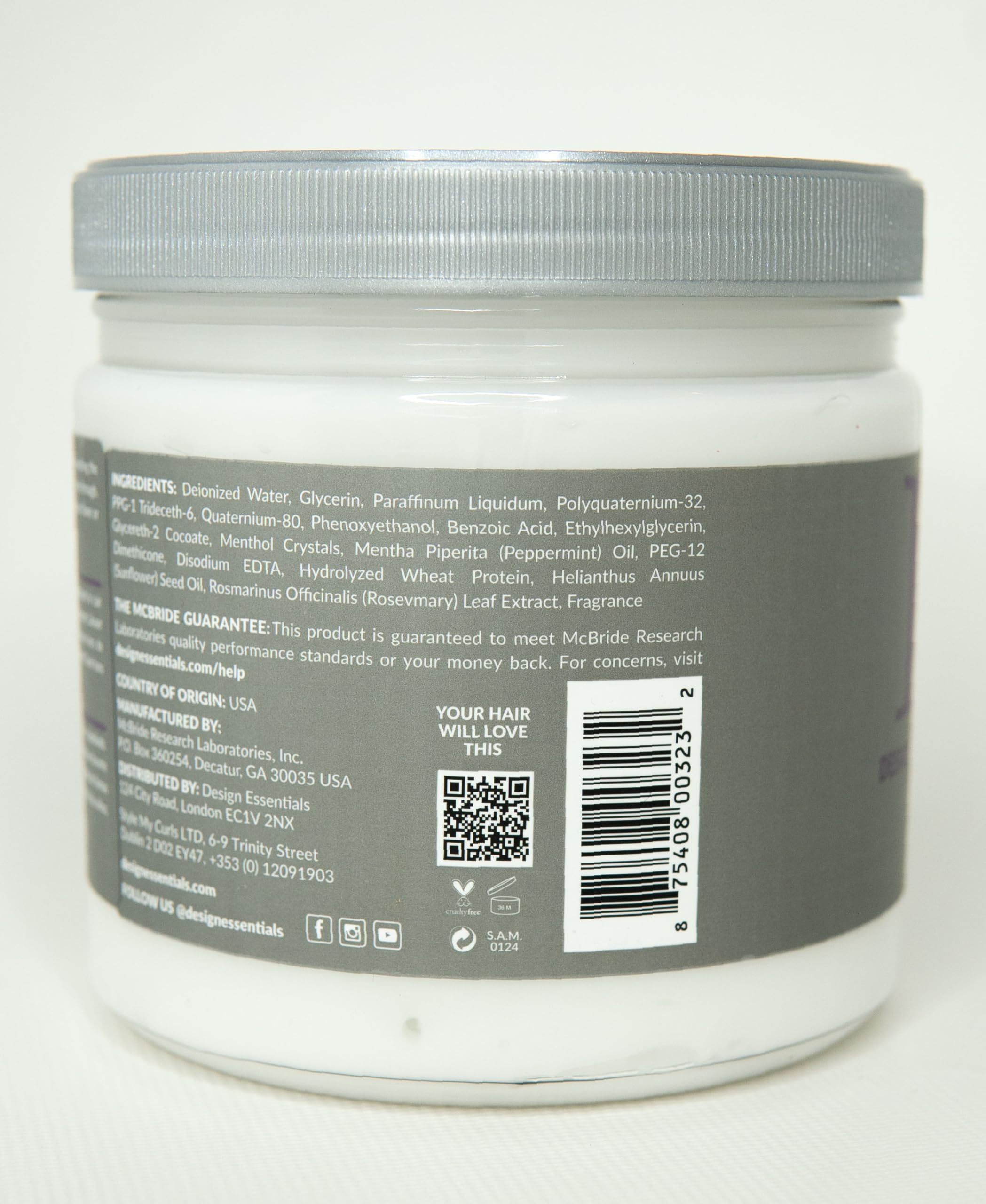Design Essentials comparación de tamaño 32 oz en manos para referencia de volumen