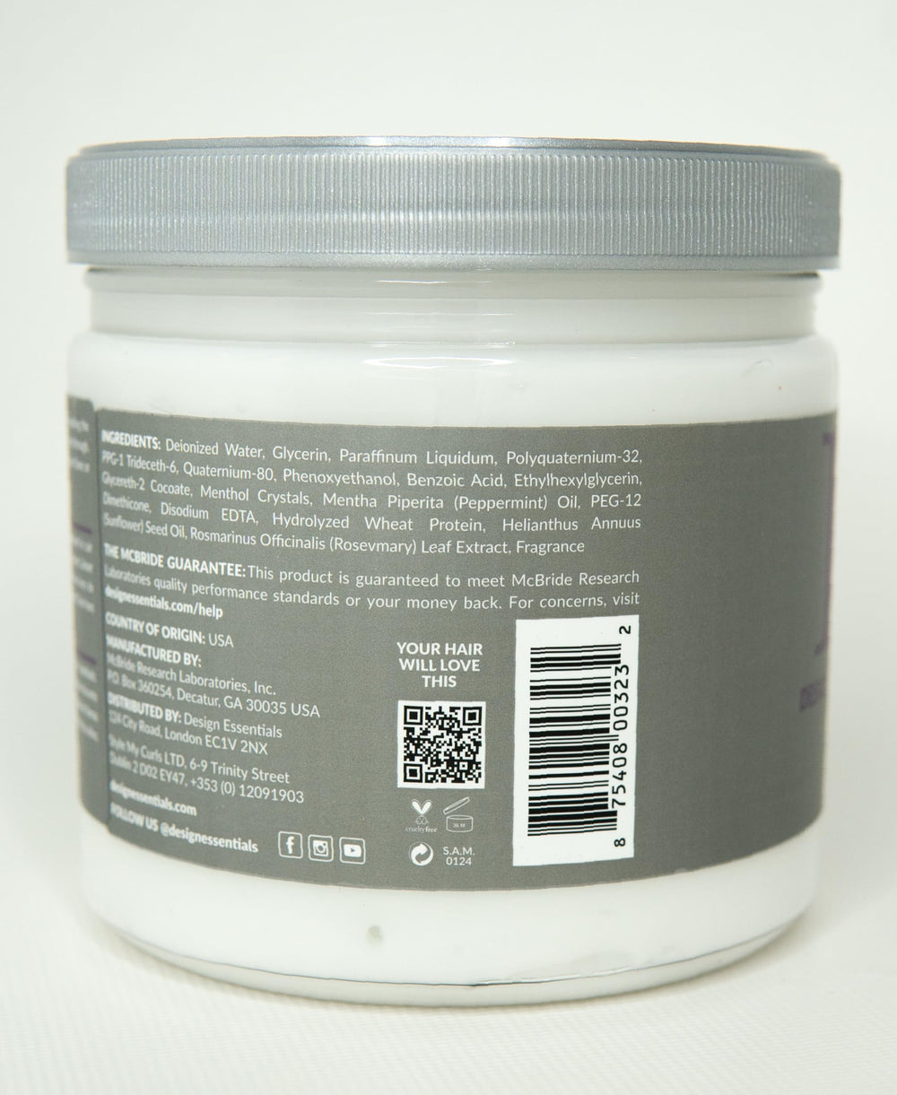 Design Essentials comparación de tamaño 32 oz en manos para referencia de volumen