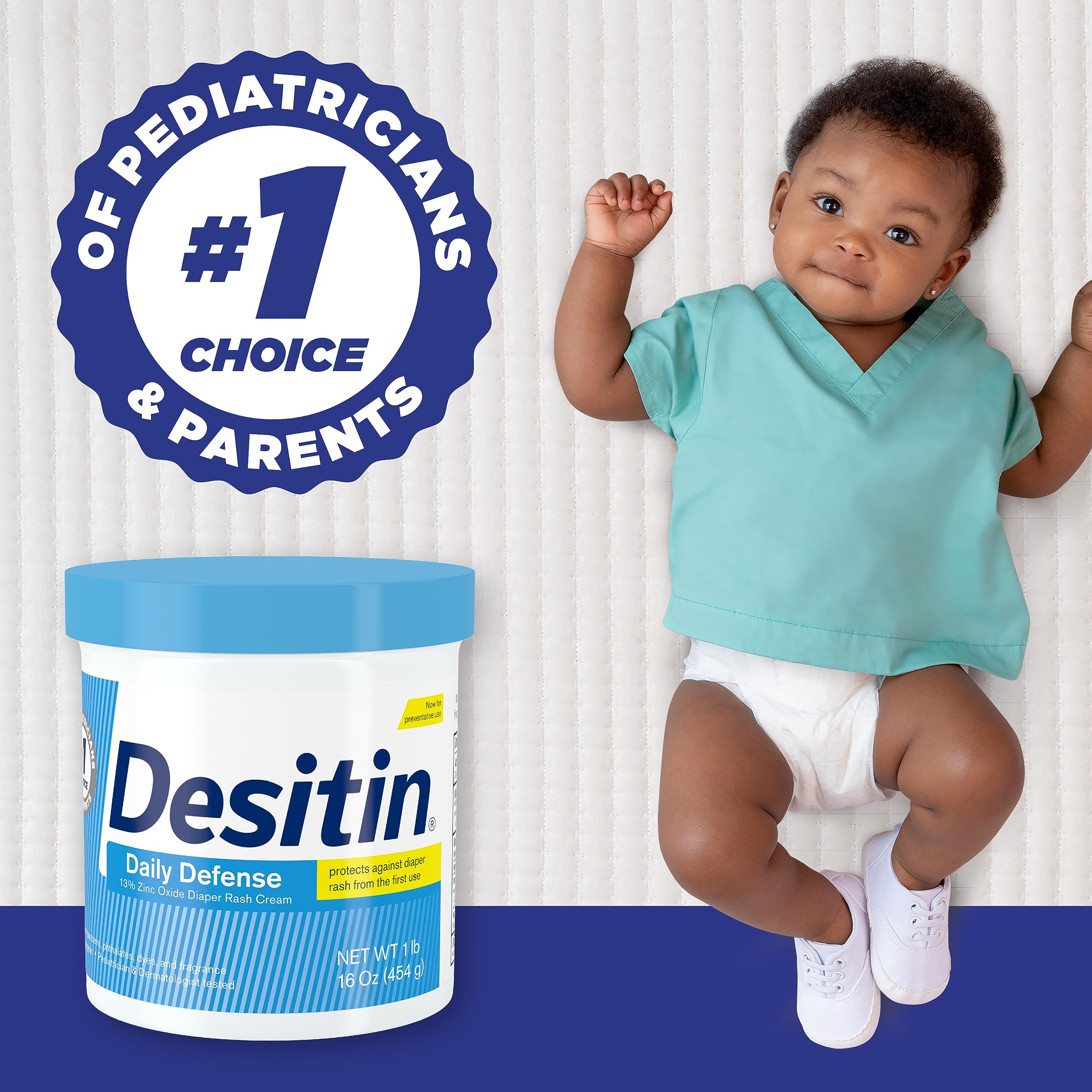 Bote Desitin junto a pañal para comparar tamaño y cantidad de producto