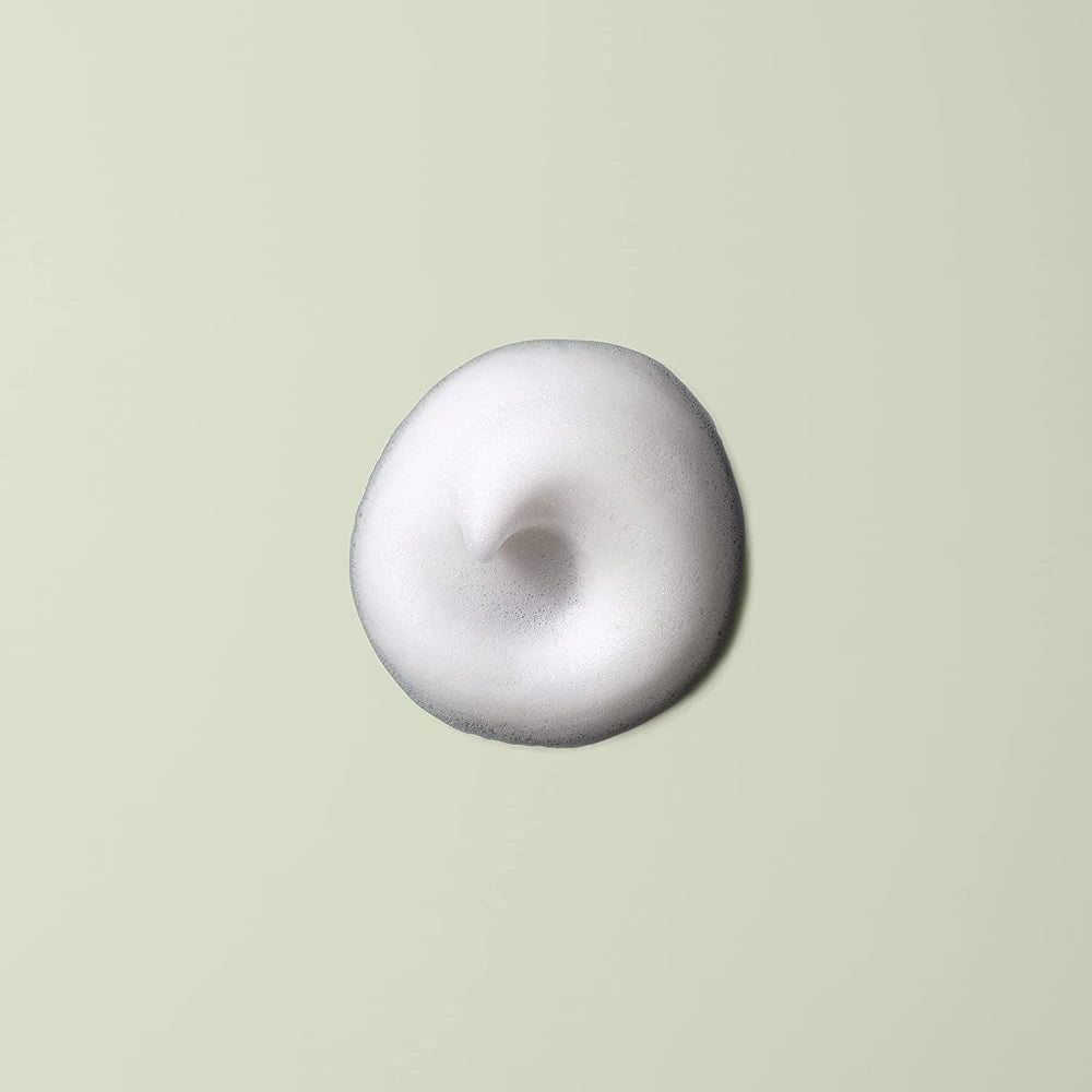 DevaCurl tamaño del envase comparado con mano para escala
